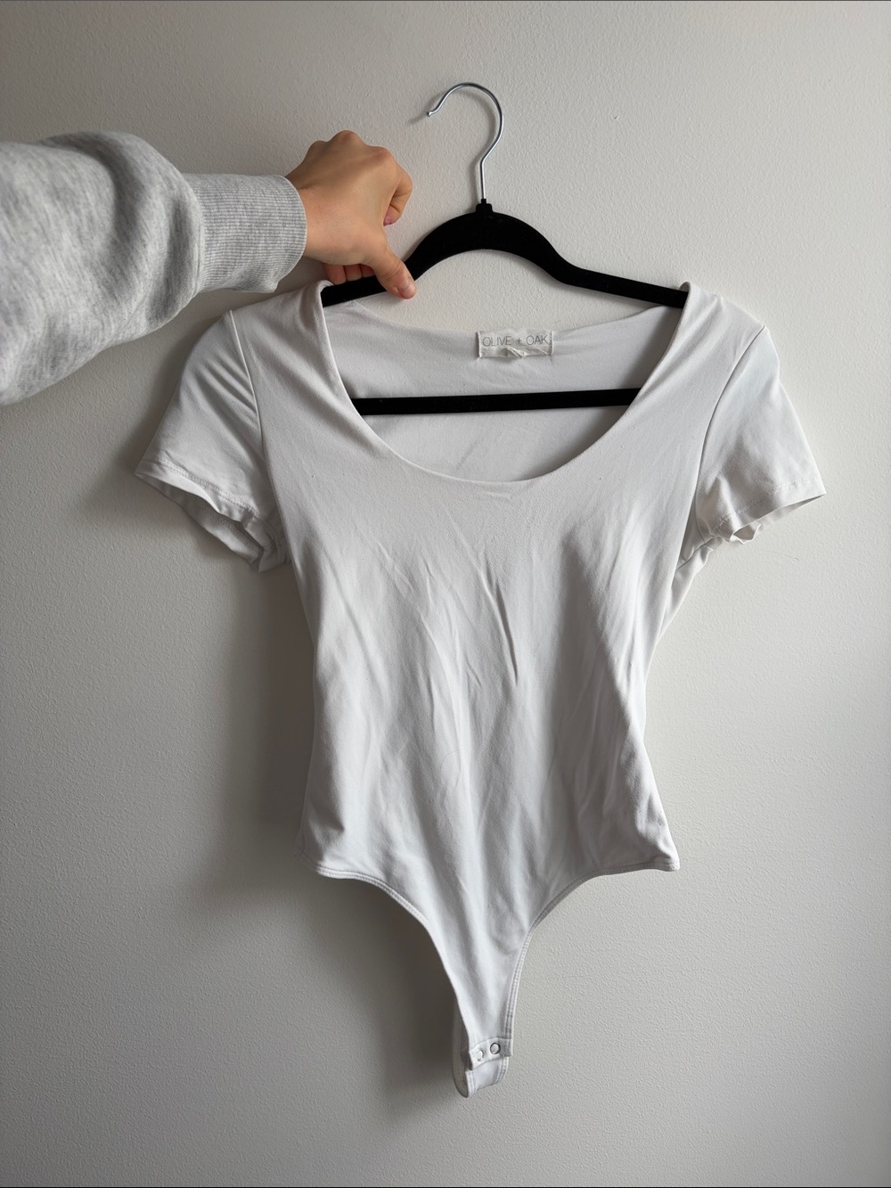 Olive & Oak White Scoop-Neck Short Sleeve Bodysuit